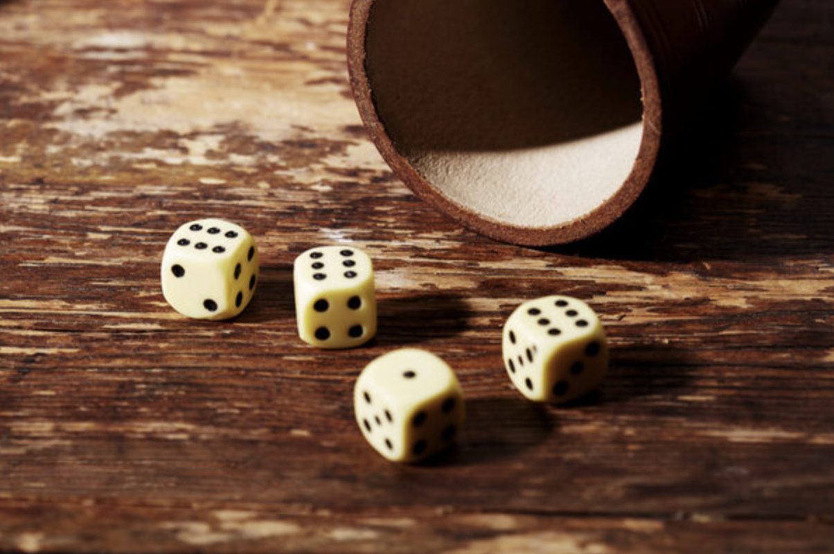 Lucky dice. Гадание на кубиках. Кости на столе.