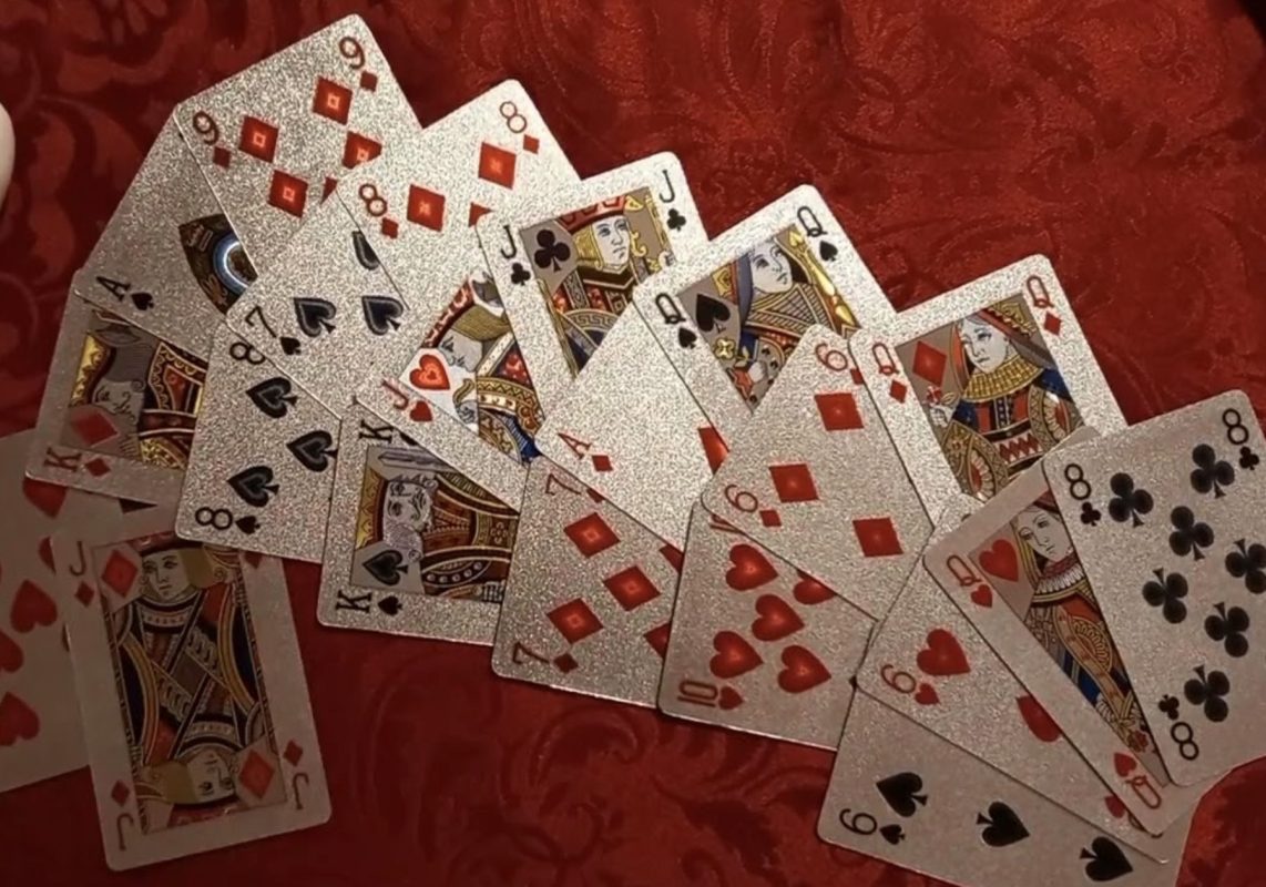 Карты игральные разложенные. Гадание на него сейчас игральные карты. Гадание на него сейчас игральные карты. Гадалка с игральными картами. Идеи для карт.